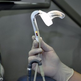 eBite (Electronic Bite) - беспроводная система интраоральной подсветки и аспирации