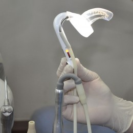 eBite (Electronic Bite) - беспроводная система интраоральной подсветки и аспирации